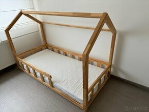Domečková postel s matrací, přebalovací komoda a skrin