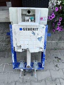 Závěsné wc splachování Geberit včetně skoro nového tlačítka