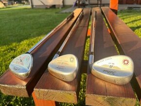 Golfové WEDGE značky CALLAWAY a TITLEIST