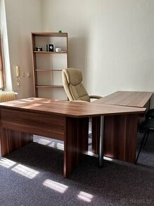 Kancelářské vybavení - stoly + komody