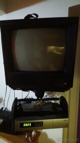 Malý televizor s držákem - 1