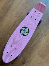 Pennyboard; délka 57 cm,šířka 15 cm