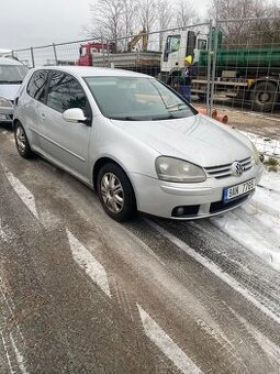 VW Golf 5 1.6 FSI 85 KW. Rok 2005, 6 kvalt  Klima,