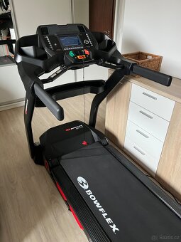 Běžecký pás Bowflex BTX 128T - velikost plochy 152x51 cm.