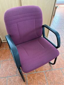 Kancelářské židle s fialovým čalouněním.