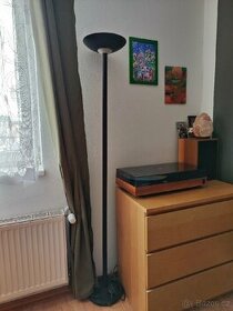 Černá pokojová lampa na LED žárovku.