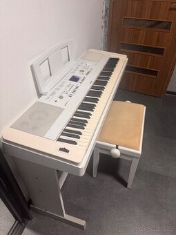 Akustické piano Yamaha DGX-650