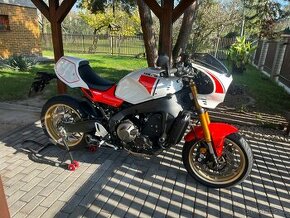 Yamaha XSR 900 ( RED LEGEND)