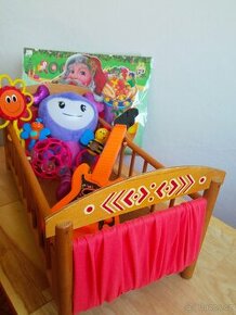 Dřevěná postýlka+ mluvící a měnící barvy panenka + hračky