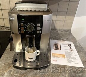 automatický kávovar DELONGHI - JAKO NOVÝ -