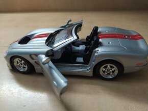 Model v měřítku 1:24 SCHELBY séries 1. 1999 cabrio - Burago