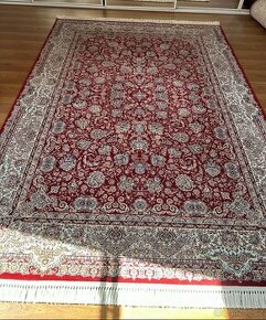 Krásný koberec v perském stylu s třásněmi