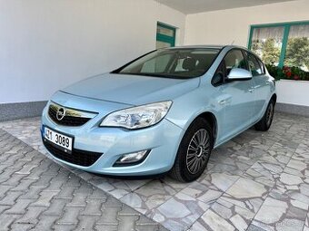 Opel Astra J 1,4i 16V - 2.majitel, serviska, ČR.