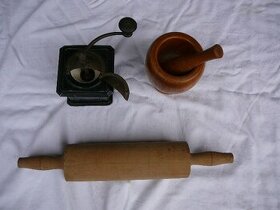 dřevěný a plechový mlýnek na kávu,dřevěný hmoždíř s paličkou - 1