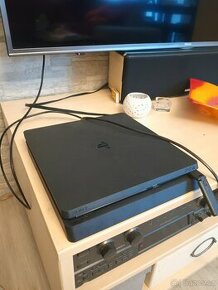 PS4 500GB, 2x ovladač (1x origo 1x xbox styl páček) + hry