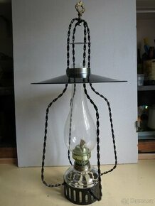 stará závěsná petrolejová lampa