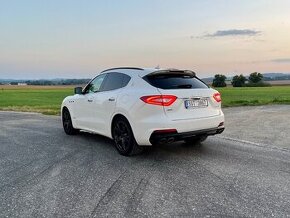 Maserati Levante SQ4 GranSport / V6 / 430 koní / bílá