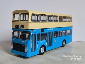 Model dvoupatrového autobusu