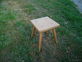 stolička dřevěná, dojička