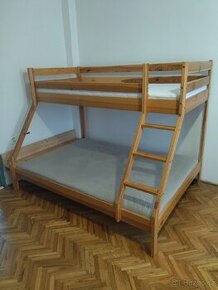 Dvoupatrová postel z masivu včetně matrací