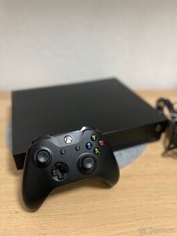 XBOX ONE X 1TB v pěkném stavu