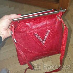 Malá červená crossbody kabelka