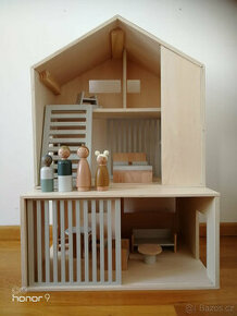 Dětský dřevěný domeček pro dřevenou rodinku.