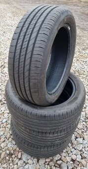 Téměř nové letní pneu Goodyear EfficientGrip 205/50/17