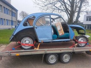 Citroen 2CV  6 Kachna v započaté renovaci