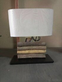 NOVÁ STOLNÍ LAMPA Z PŘÍRODNÍHO DŘEVA ARTLAMP