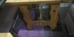 dřevěný stolek s lavicí