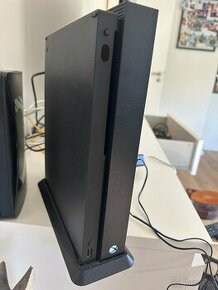 XBOX One X 1 TB + 2x ovladač, stojánek, taška aj.