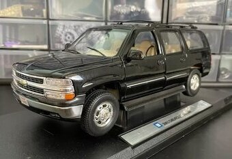 1:18 CHEVROLET SUBURBAN BLACK 2001 - 1