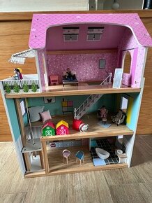 Domeček pro panenky s nábytkem a malými panenkami
