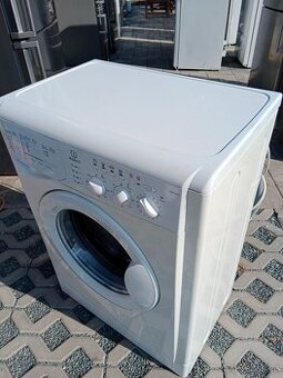 Automaticka pracka Indesit