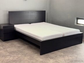 Postel IKEA MALM 160x200 + matrace + 2 noční stolky