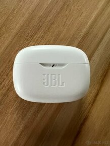 Nabíjecí pouzdro pro JBL Wave Beam bílé