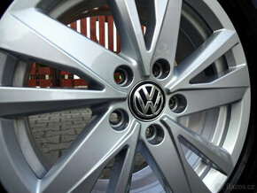 PĚKNÁ ZIMNÍ ORIGINÁL VW 16" 5x112 pneu 205/60R16