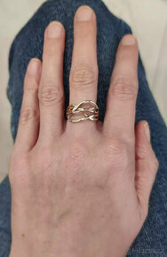 NOVÝ Moderný výrazný dámsky zlatý prsteň - Korai