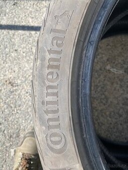 Continental 235/40 R19 96W - 1