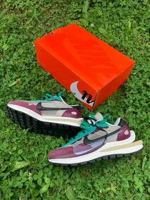 Nike sacai VaporWaffle "Villain Red/Neptune Green"