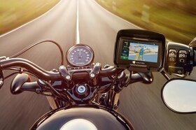 GPS navigace iGO Primo na motorku 2024.