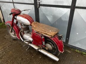 Jawa 250 - kývačka