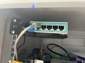 Routerboard RB750Gr3 rackmount držák do racku Mikrotik