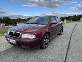 Prodám Škoda Octavia 1.6i, dvě sady kol