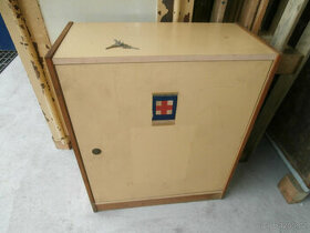 Lékárnička, skříňka dřevěná nábytková se zámkem 500 kč - 1