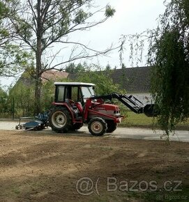 Malotraktor s čelním nakladačem