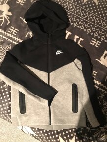 Obrázek k inzerátu: Mikina Nike Tech fleece L(147-158cm)