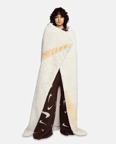 Nike Sportswear Faux Fur Blanket / NIKE FLEECE DEKA