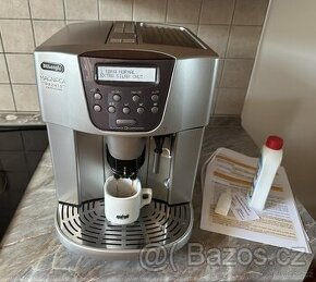 automatický kávovar DELONGHI - JAKO NOVÝ - - 1